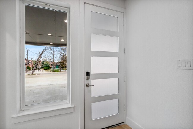Building Photo - 2400 Benbrook Dr
