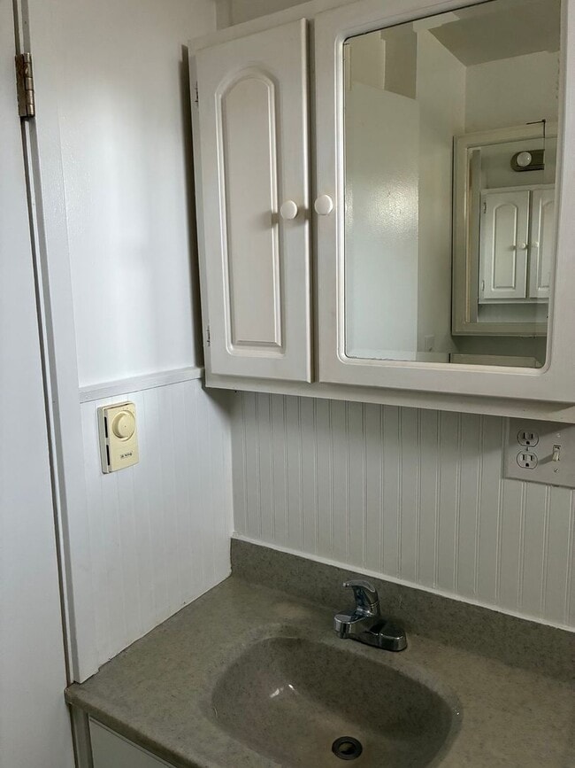 Building Photo - Country Charmer in Town Coquille