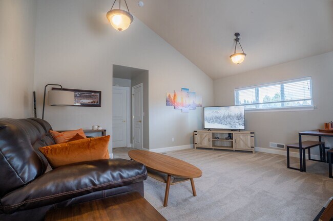 Building Photo - Amazing Updated Braeburn Townhome close to all Bend has to offer!