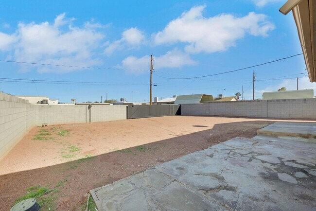 Building Photo - Rehabbed Downtown Henderson Home