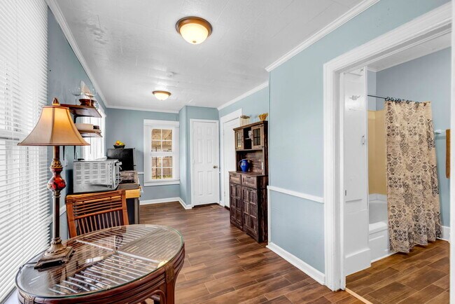 Building Photo - 1100 SF suite/apt in Historic Home, 1 bed/...