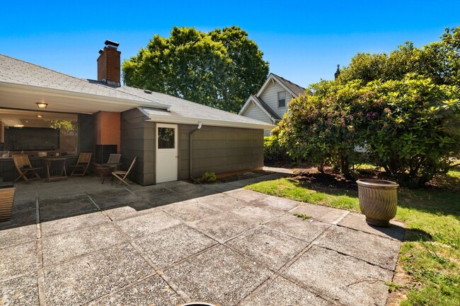 Building Photo - Mid-Century Classic! 3bd/3ba 2700 sf Short Term- FULLY FURNISHED!