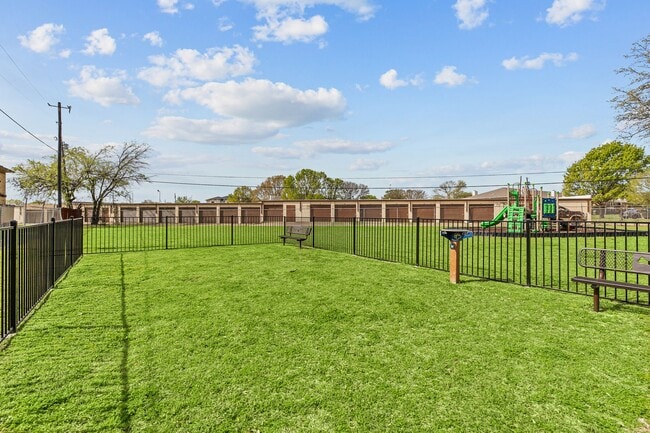 Building Photo - Our Renovated 2 Bedroom, 1 Bath is Waiting for You to Come Home in Waxahachie!