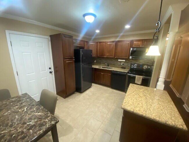Building Photo - 3BR/2.5BA Off Lake Braford