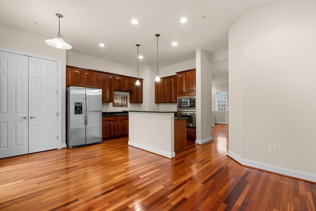 Building Photo - 3 Bed 2.5 Bath - Gaithersburg Townhouse - ...