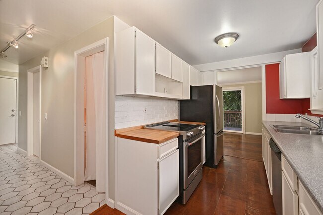 Building Photo - 5008 Puget Blvd SW