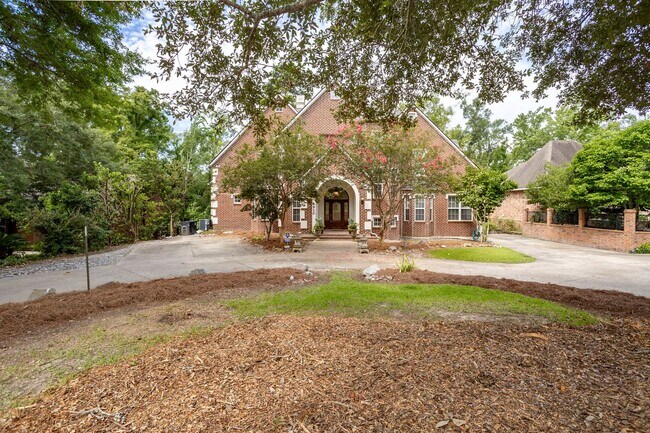 Building Photo - Historic Highland Road Beauty with Bayou V...