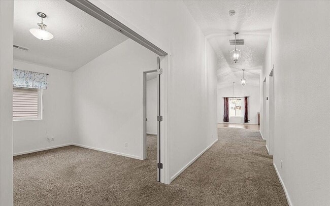 Building Photo - Great Location, Single Family Home, Post F...