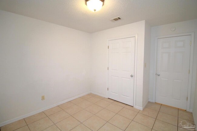 Building Photo - 3352 Green Briar Cir