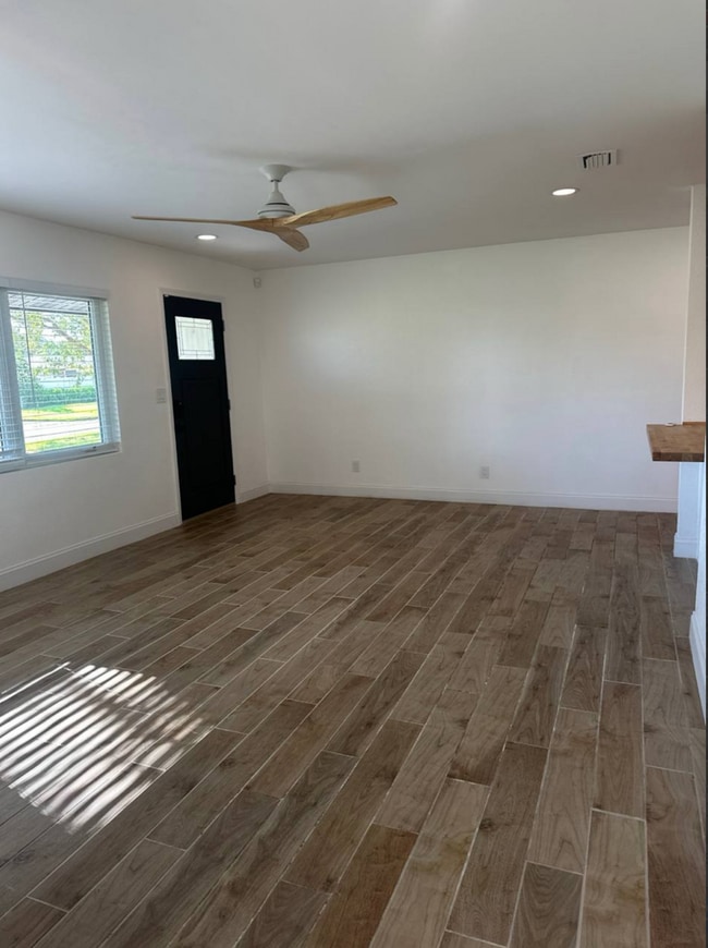 Building Photo - 4390 Maple St NE