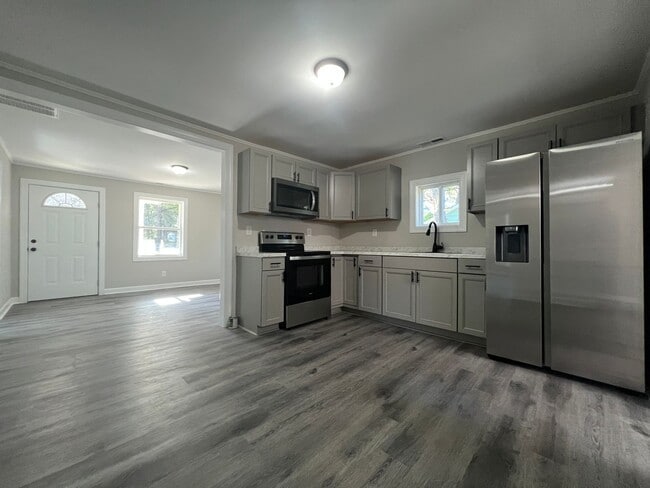 Building Photo - AVAILABLE TO SHOW!!!