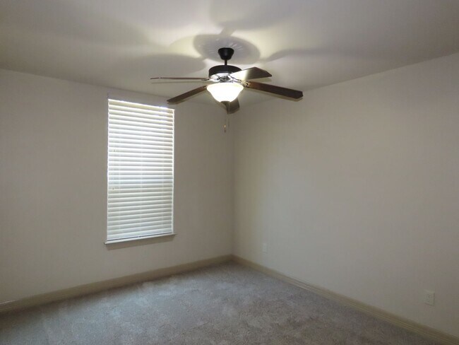 Building Photo - Lindale ISD- Gorgeous 4 Bedroom 2.5 Bathro...