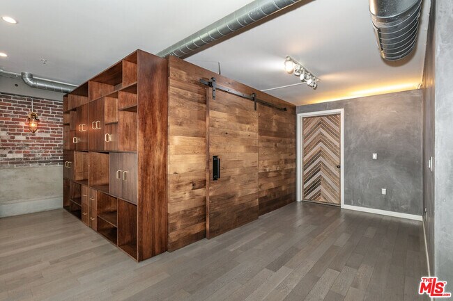 Building Photo - 527 Molino St