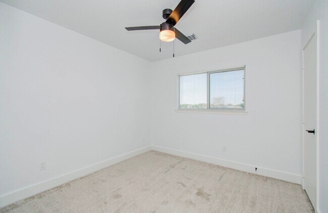 Building Photo - 6117 Settlers Square Ln