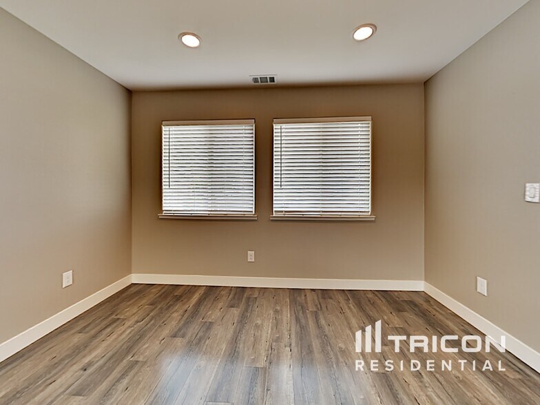 Building Photo - 2371 Coronado Ct