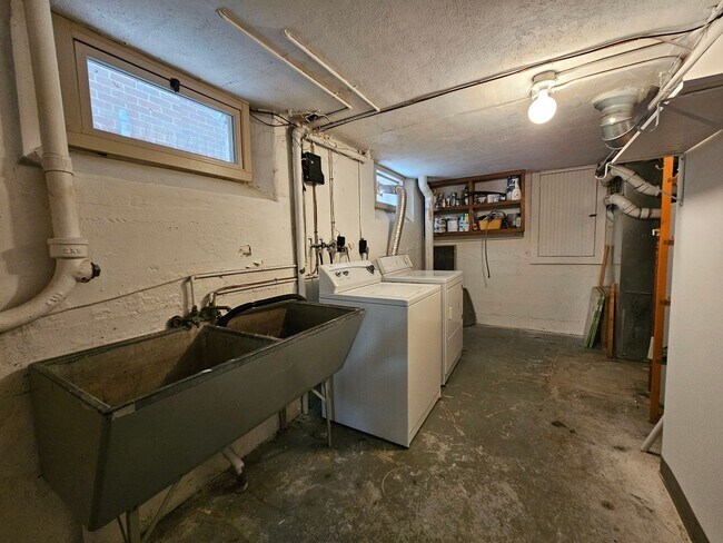 Building Photo - Alamo Placita Adorable 3 Bed 2 Bath Bungalow w/ CACH, Garage, Fenced Yard & More