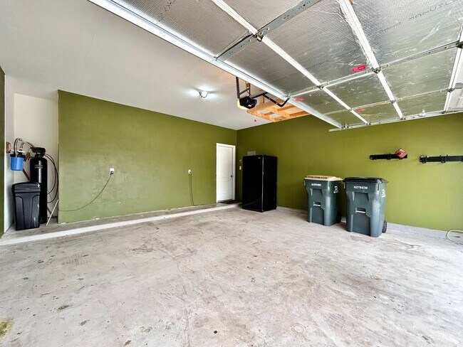 Building Photo - Bright & Beautiful 4 Bed, 3.5 Bath Home with Room for Everyone