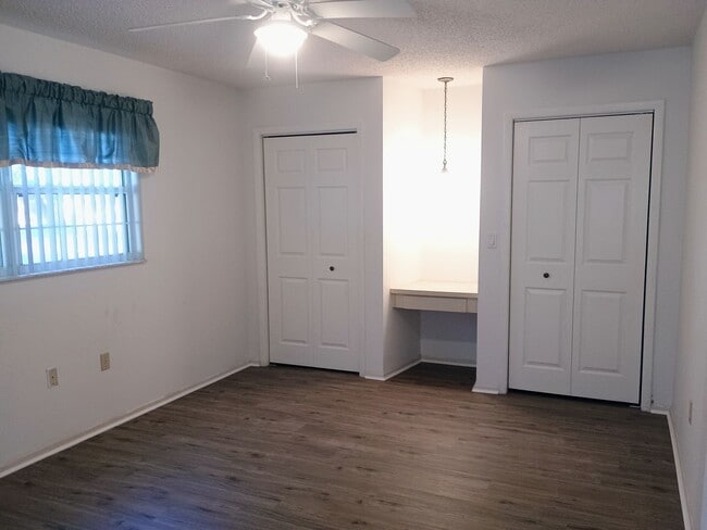 Building Photo - 2 bedroom 2 bathroom home with a screened in porch