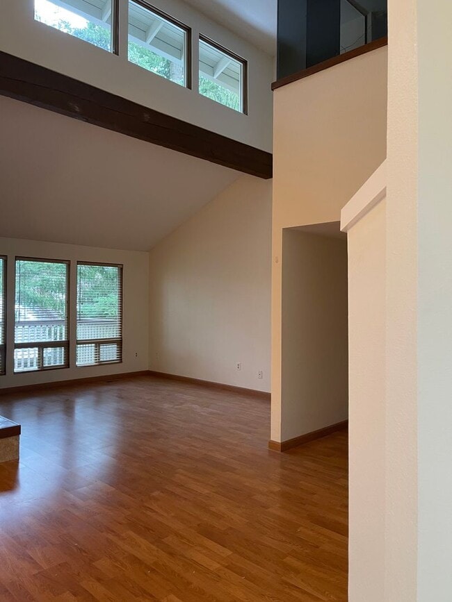 Building Photo - Spacious 2br with additional room in The M...