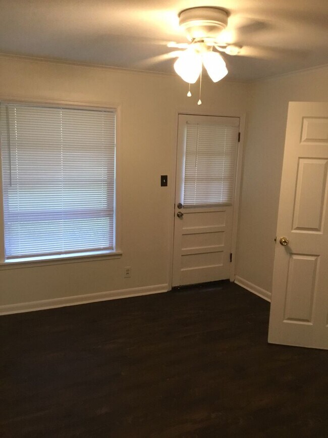 Building Photo - *3/2*SOUTHERN HILLS/SOUTHWOOD*FRESH PAINT*