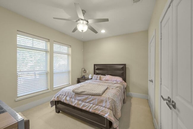 Building Photo - 5425A Hidalgo St
