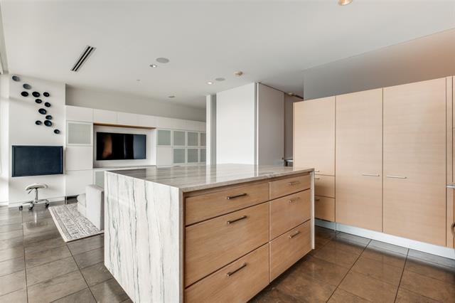 Building Photo - 2430 Victory Park Ln