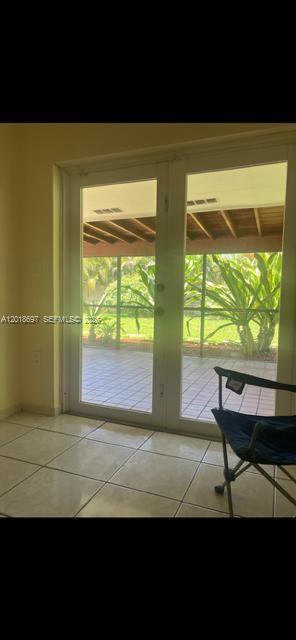 Building Photo - 6325 Miami Lakeway S