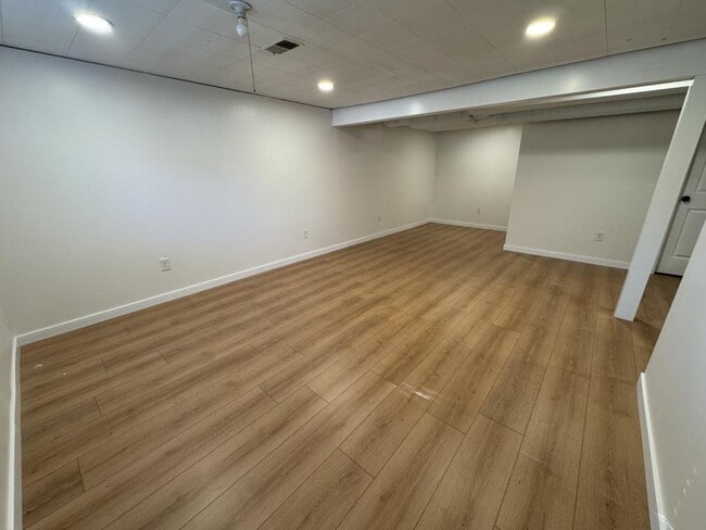 Building Photo - 111 Treeview Dr