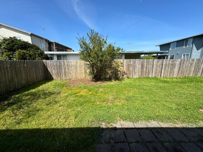 Building Photo - 1048/A/