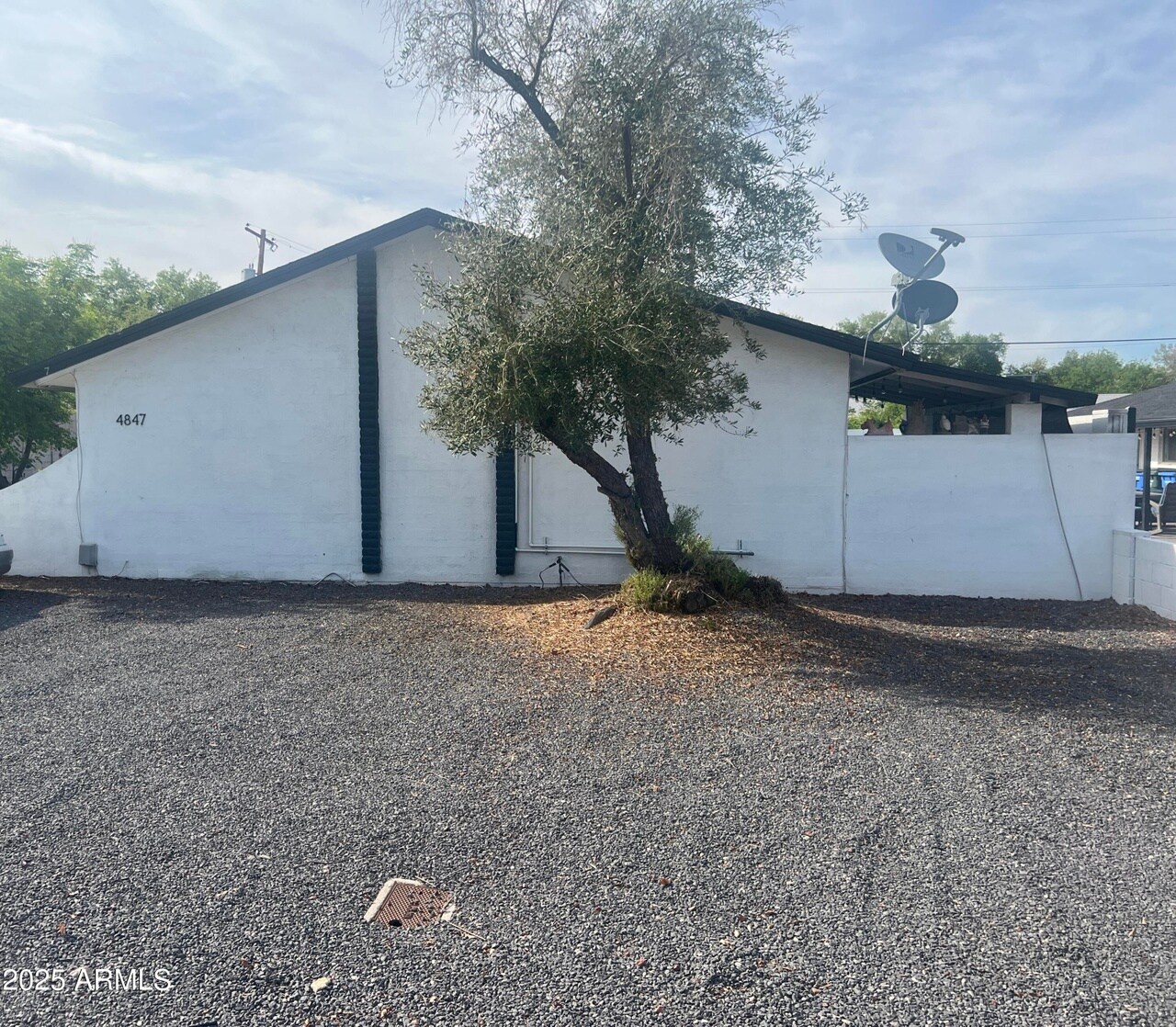 Building Photo - 4847 E Cambridge Ave