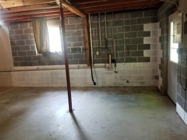 Building Photo - 137 Quince Ln