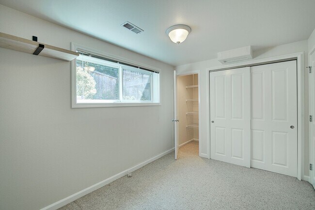Building Photo - 5Bd/2.25Ba Kirkland Home