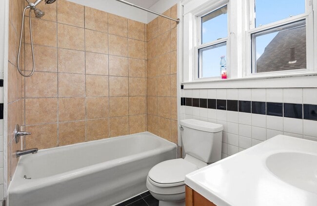 Building Photo - Single family home with hardwood floors th...