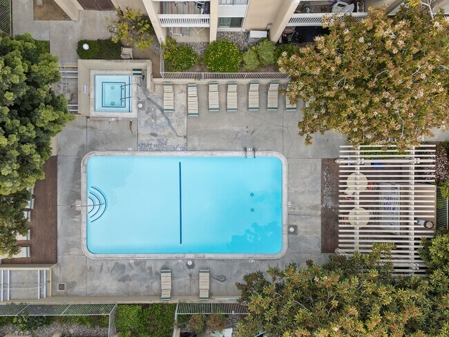 Building Photo - Beautiful 2BD/2BA Condo in Prime Pacific B...