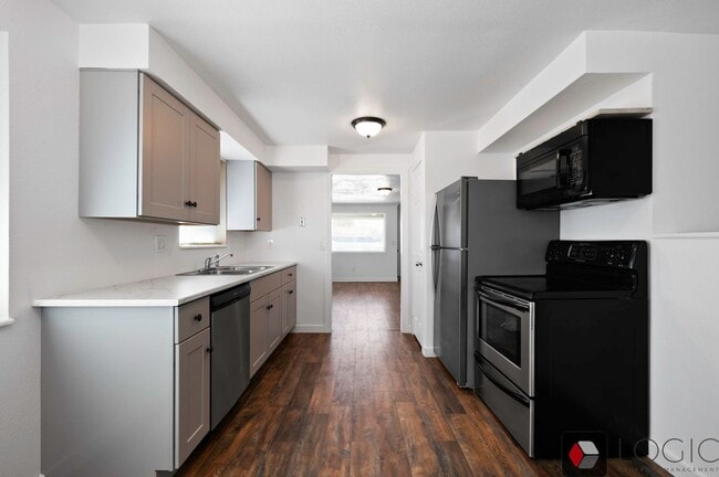 Building Photo - Stunning Single Family Home In Excellent M...
