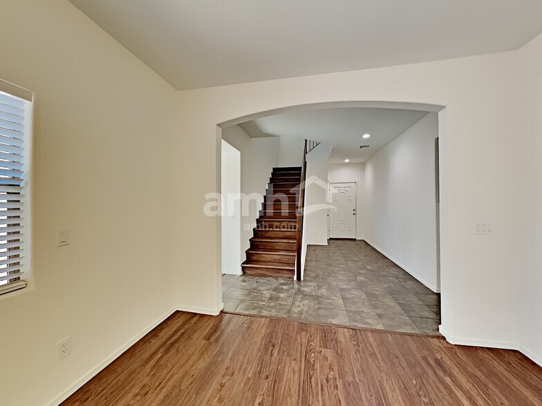 Building Photo - 4744 E Laurel Ave