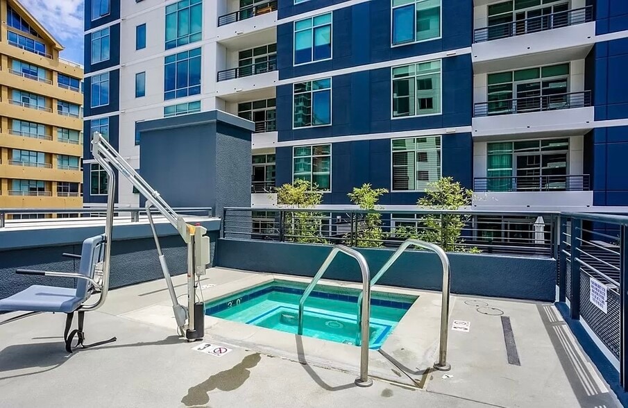 Building Photo - 425 W Beech St