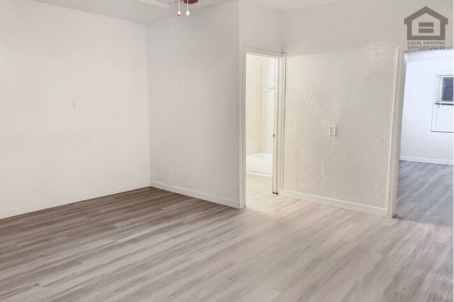 Building Photo - 903