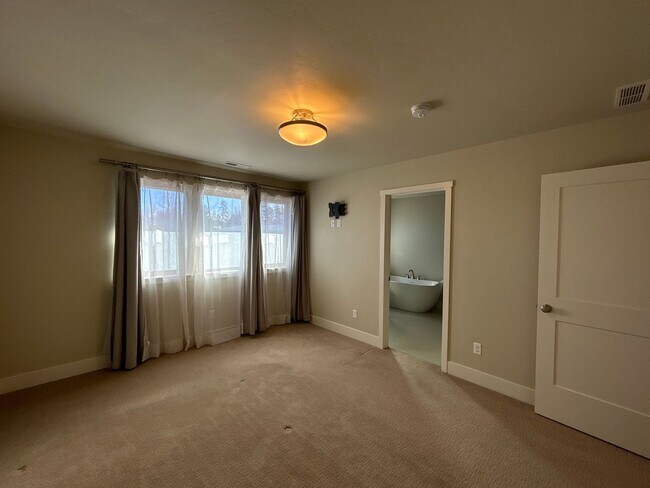 Building Photo - Beautiful 3 Bedroom Home in Tuscany Pines