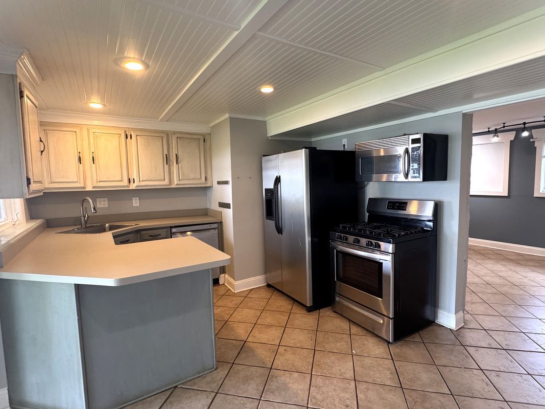 Building Photo - 1508 Lakeview Dr