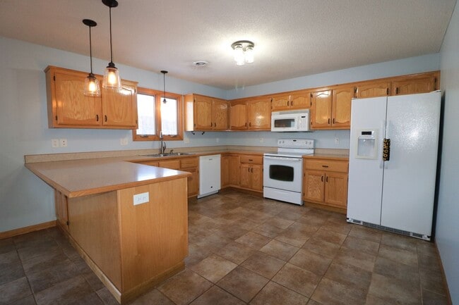 Building Photo - Beautiful 3 bedroom home just minutes from Manhattan and Fort Riley!