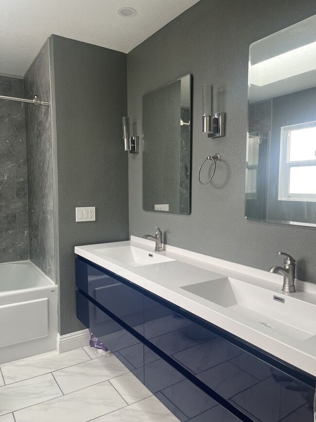 Building Photo - Available Now!  4 bed/ 3bath Home in Edgew...