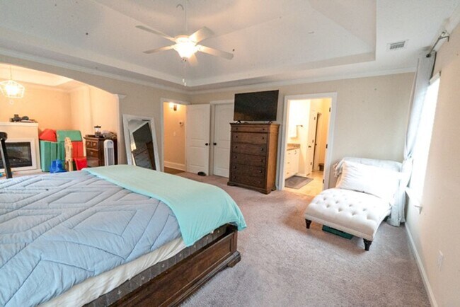 Building Photo - 4 Bedroom 3 Bathroom Ranch
