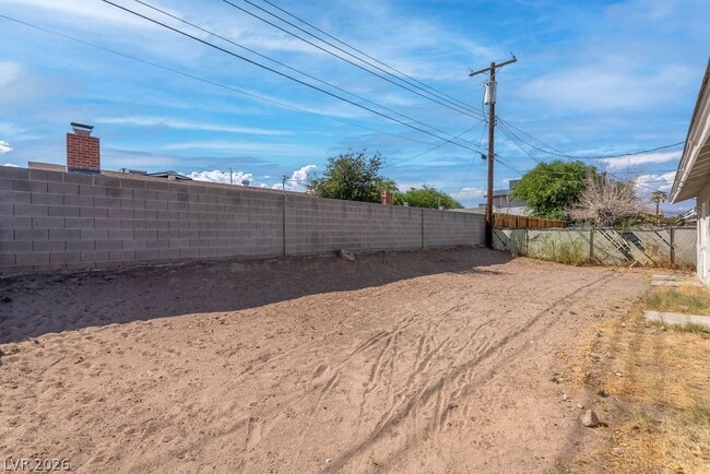 Building Photo - 1501 N Tonopah Dr