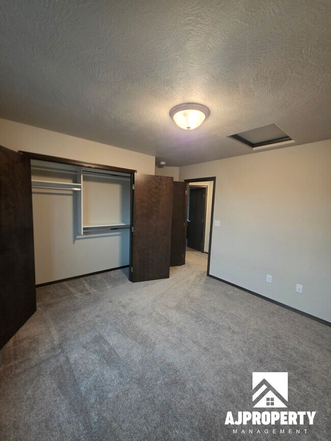 Building Photo - 2542 E Meadowside Pl