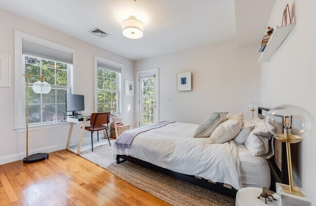 Building Photo - 601 E Broadway