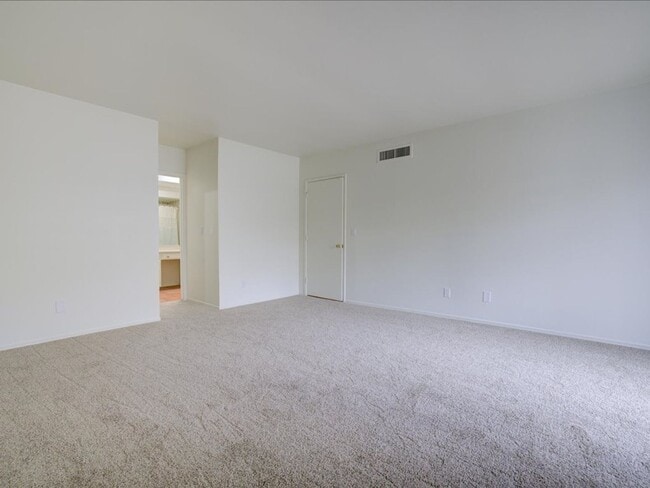 Building Photo - 2 Bedroom 2 Bathroom