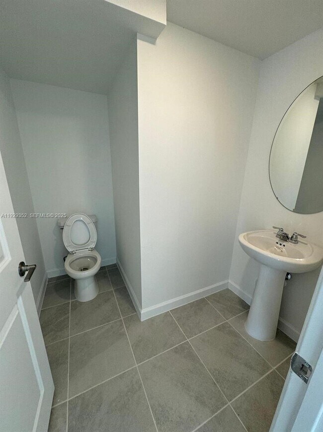 Building Photo - 724 SE 13th St Cir