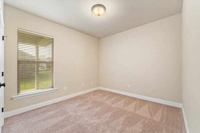 Building Photo - 782 Serpentine Dr