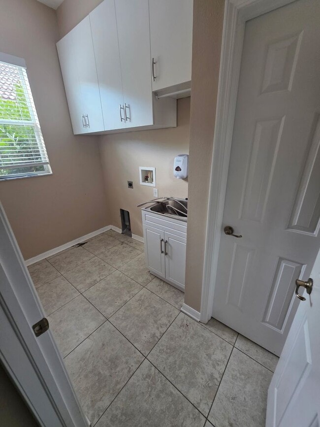 Building Photo - Beautiful and Spacious